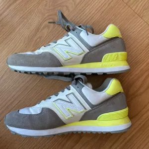 ❤️ New Balance Grey Neon 574 Sneakers Size 9