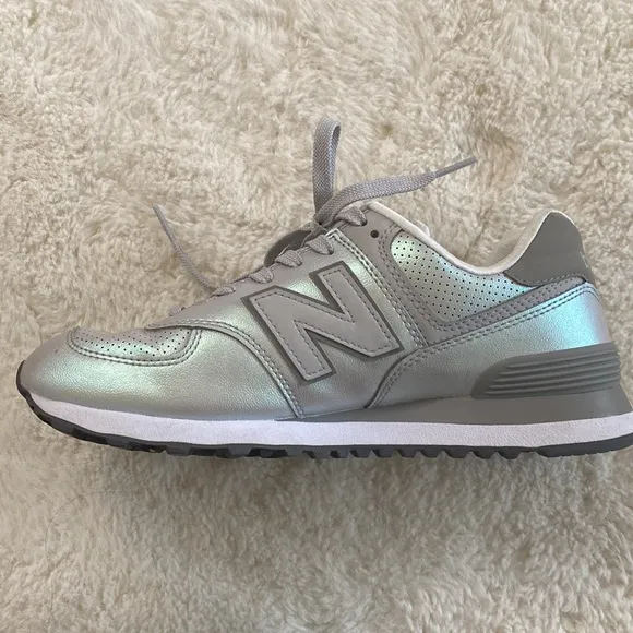 ❤️ New Balance Silver Iridescent 574 Sneakers Size 9