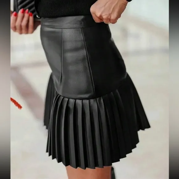 🆕 NWOT pleated faux leather skirt