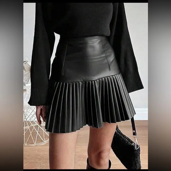 🆕 NWOT pleated faux leather skirt