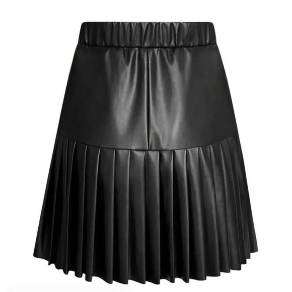 🆕 NWOT pleated faux leather skirt