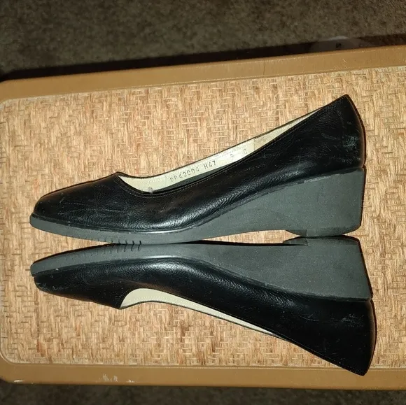 - Salvatore Ferragamo black leather flats sz 9