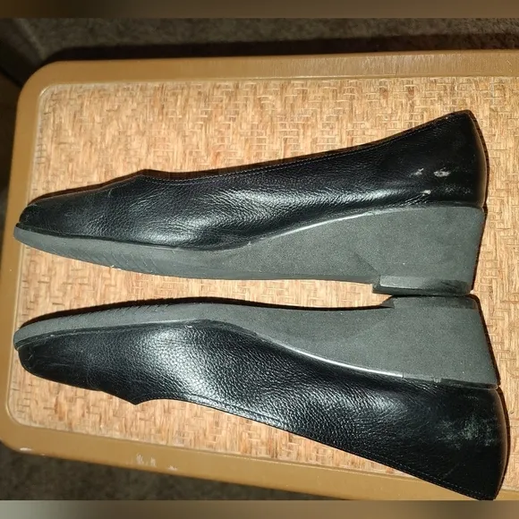 - Salvatore Ferragamo black leather flats sz 9