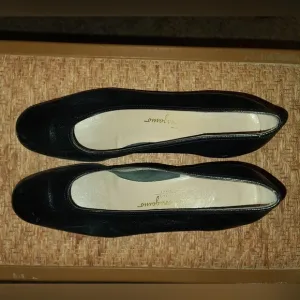 - Salvatore Ferragamo black leather flats sz 9