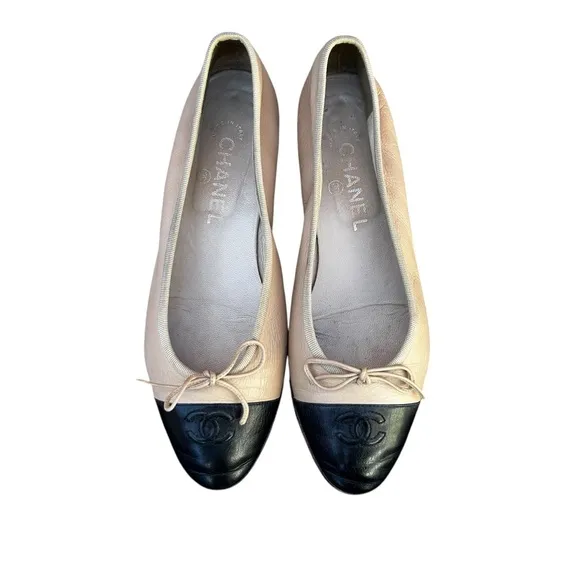 $995~CHANEL~Ballerinas Black/Tan Leather CC Logo Cap-Toe Ballet Flats~7.5/8/38.5