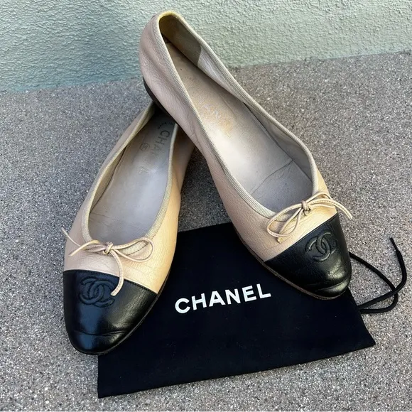 $995~CHANEL~Ballerinas Black/Tan Leather CC Logo Cap-Toe Ballet Flats~7.5/8/38.5