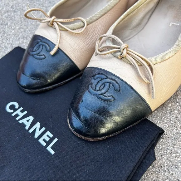 $995~CHANEL~Ballerinas Black/Tan Leather CC Logo Cap-Toe Ballet Flats~7.5/8/38.5