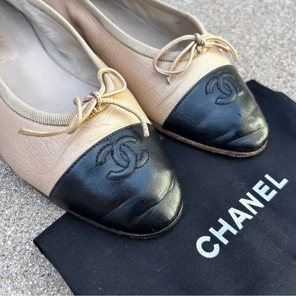 $995~CHANEL~Ballerinas Black/Tan Leather CC Logo Cap-Toe Ballet Flats~7.5/8/38.5