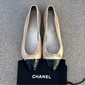 $995~CHANEL~Ballerinas Black/Tan Leather CC Logo Cap-Toe Ballet Flats~7.5/8/38.5