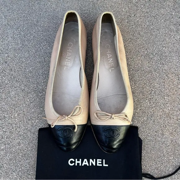 $995~CHANEL~Ballerinas Black/Tan Leather CC Logo Cap-Toe Ballet Flats~7.5/8/38.5