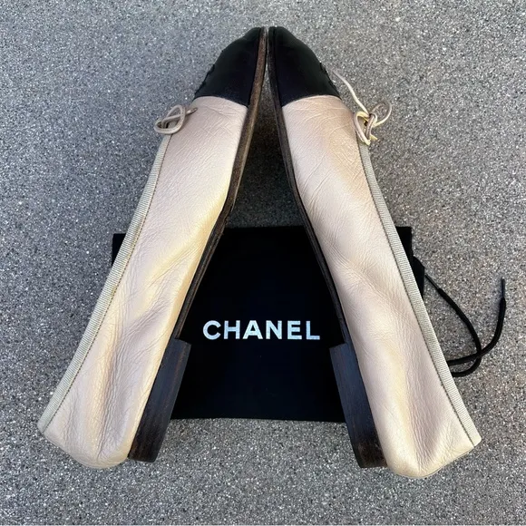 $995~CHANEL~Ballerinas Black/Tan Leather CC Logo Cap-Toe Ballet Flats~7.5/8/38.5