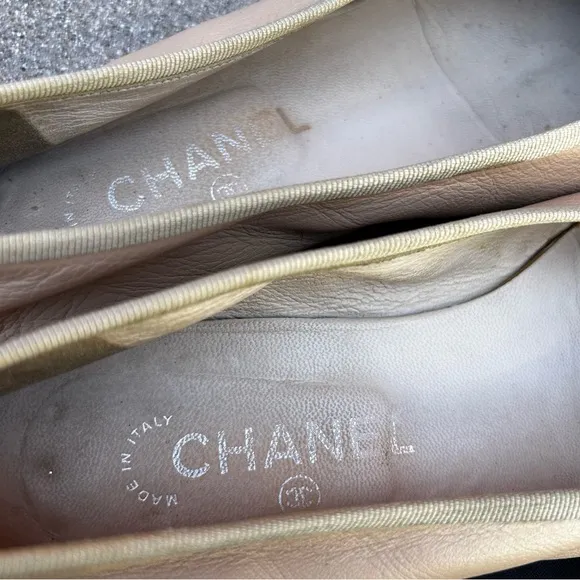 $995~CHANEL~Ballerinas Black/Tan Leather CC Logo Cap-Toe Ballet Flats~7.5/8/38.5
