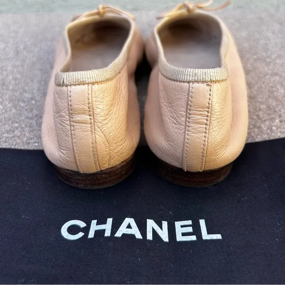 $995~CHANEL~Ballerinas Black/Tan Leather CC Logo Cap-Toe Ballet Flats~7.5/8/38.5