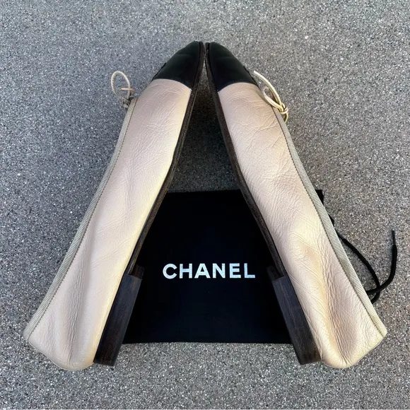 $995~CHANEL~Ballerinas Black/Tan Leather CC Logo Cap-Toe Ballet Flats~7.5/8/38.5