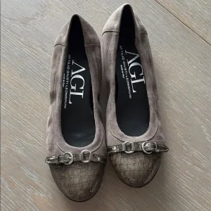 AGL Women's Taupe Leather Flats, size 9.5; new
