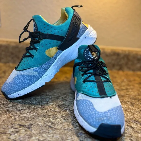 AIR HUARACHE UTILITY Men’s Nike Teal and Gray Athletic Sneakers