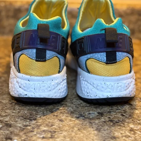 AIR HUARACHE UTILITY Men’s Nike Teal and Gray Athletic Sneakers