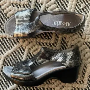 Alegria Women’s Riki T-Strap Leather Sandals Size 37 in Silver