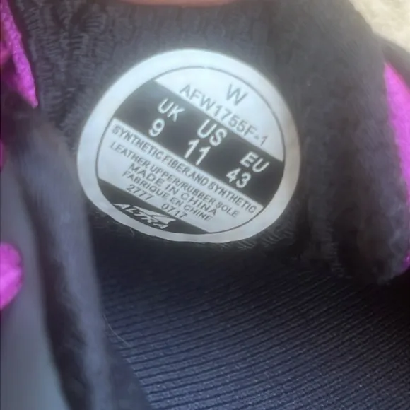 Altra Lone Peak 3.5 Trail Running Sneaker Fuschia/Grey Size 9