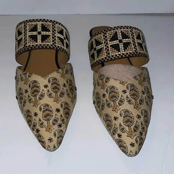 Anthropologie mules embroidered flats fits better for 8.5 to 9 shoe size