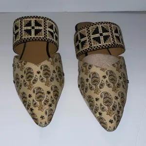 Anthropologie mules embroidered flats fits better for 8.5 to 9 shoe size