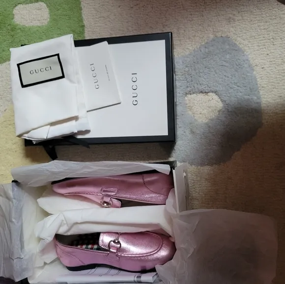 Auth Gucci girls pink loafers
