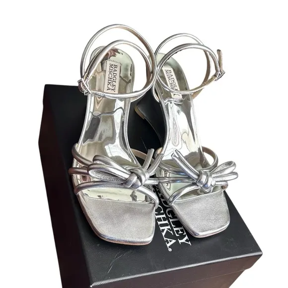Badgley Mischka Luciana Wedge Sandal Sz 7.5 Knot Detail Silver Metallic Leather