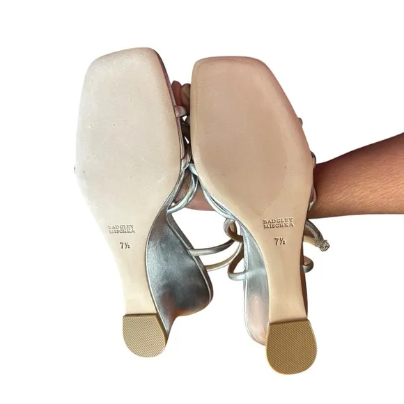 Badgley Mischka Luciana Wedge Sandal Sz 7.5 Knot Detail Silver Metallic Leather