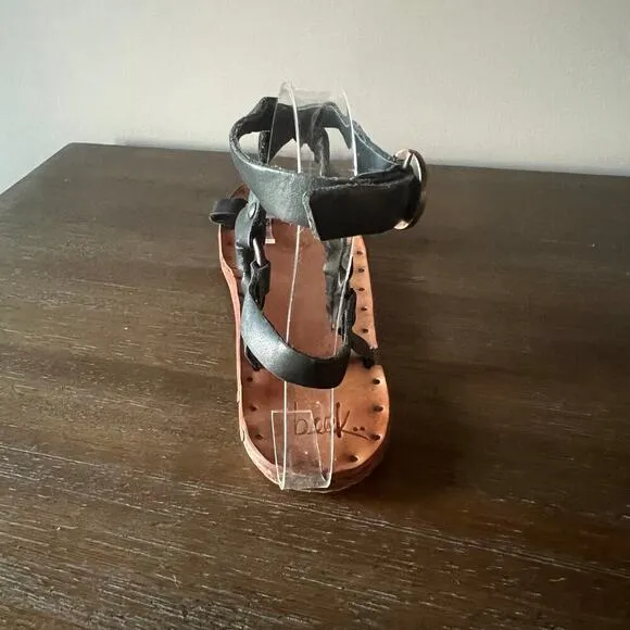 Beek Woman’s Black/Tan Leather Lark Sandal- Style # 5402449- Size 6