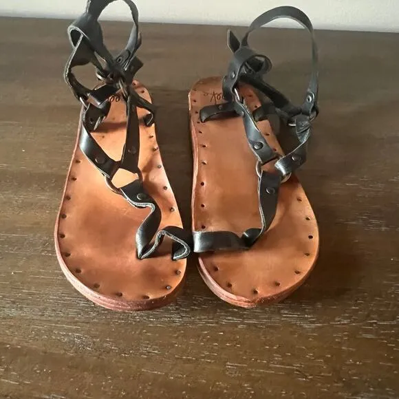 Beek Woman’s Black/Tan Leather Lark Sandal- Style # 5402449- Size 6