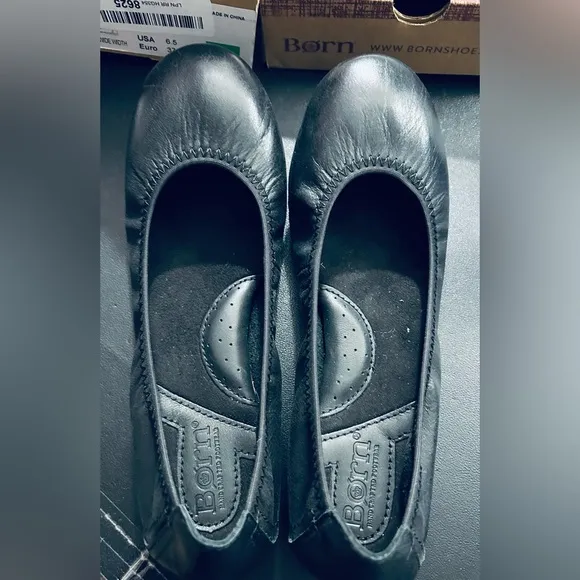 BORN Julianne Black Flats Women's size 6.5W New in Box