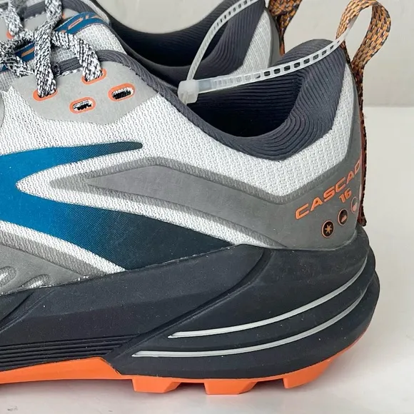 Brooks cascadia 16 trail sneakers NEW 9