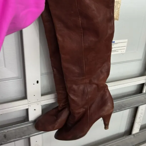 Brown Leather Knee-High Boots -  Size 8.5 High Boots - Great Conditon - Low Heel