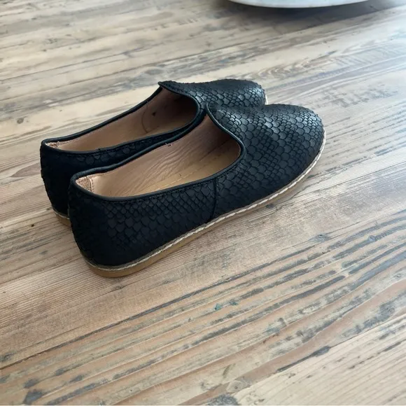 Charix Shoes Wild Black Slip On Leather Flats Size 36 (US Womens 6) NEW