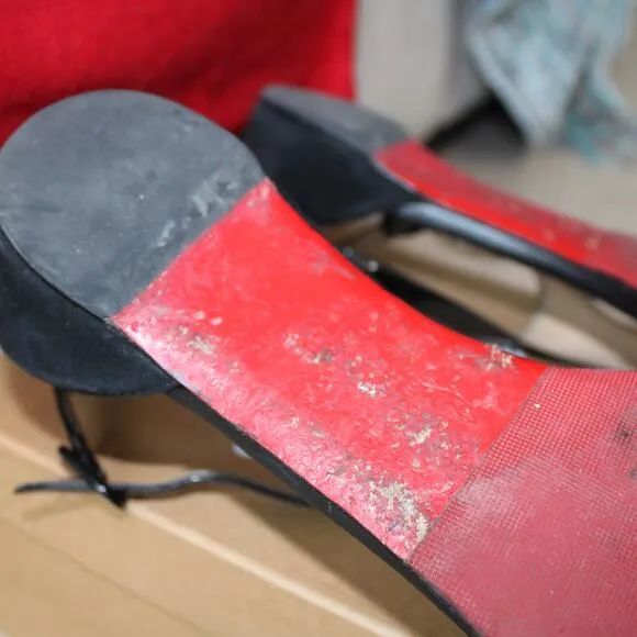 CHRISTIAN LOUBOUTIN -read- Patent Suede Athena Flat T-Strap Sandals Black | 40