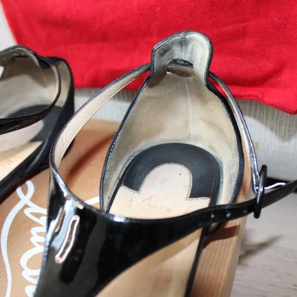 CHRISTIAN LOUBOUTIN -read- Patent Suede Athena Flat T-Strap Sandals Black | 40