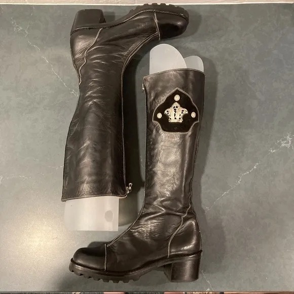 CHUCKIES sz 6 black leather tall boots silver crown emblem
