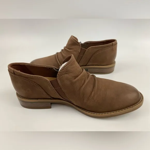 Clarks Camzin Pace, Taupe Nubuck, Women's US Size 6.5 (NWB)
