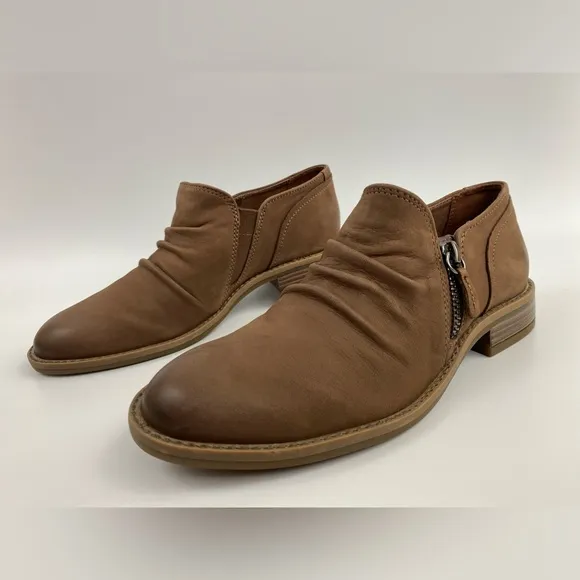 Clarks Camzin Pace, Taupe Nubuck, Women's US Size 6.5 (NWB)