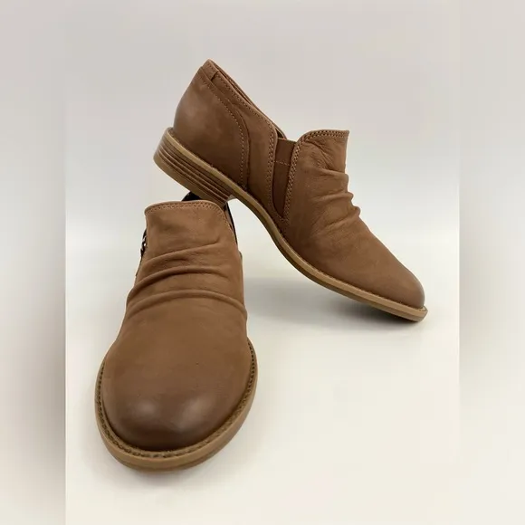 Clarks Camzin Pace, Taupe Nubuck, Women's US Size 6.5 (NWB)