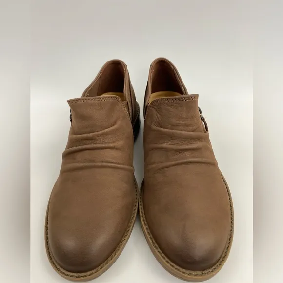 Clarks Camzin Pace, Taupe Nubuck, Women's US Size 6.5 (NWB)