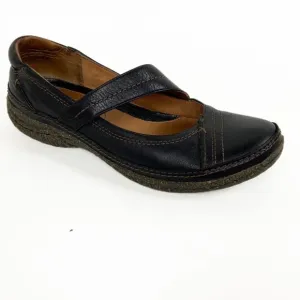 Clarks Genuine Leather SZ 8 Narrow Closed Toe Strap Slip On Comfort Loafer Shoes