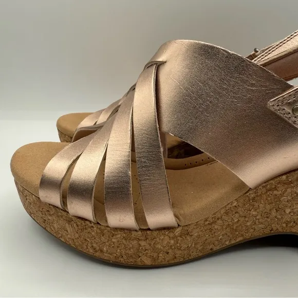 CLARKS GISELLE GLOW ROSE GOLD LEATHER WEDGE SANDALS (WOMEN'S) Size 11W