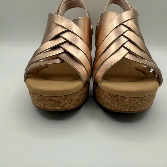 CLARKS GISELLE GLOW ROSE GOLD LEATHER WEDGE SANDALS (WOMEN'S) Size 11W
