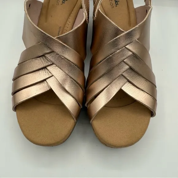 CLARKS GISELLE GLOW ROSE GOLD LEATHER WEDGE SANDALS (WOMEN'S) Size 11W