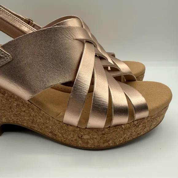 CLARKS GISELLE GLOW ROSE GOLD LEATHER WEDGE SANDALS (WOMEN'S) Size 11W