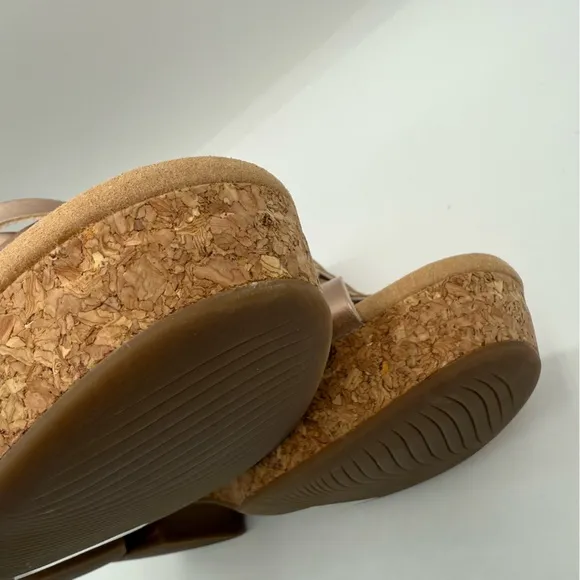 CLARKS GISELLE GLOW ROSE GOLD LEATHER WEDGE SANDALS (WOMEN'S) Size 11W