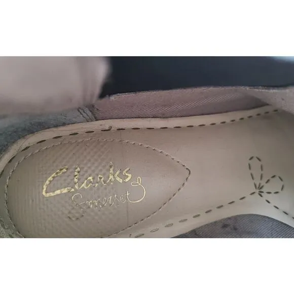 Clarks Taylor Shine Leather Chelsea Beige Tan Ankle Boots Women Shoes 7 EUC