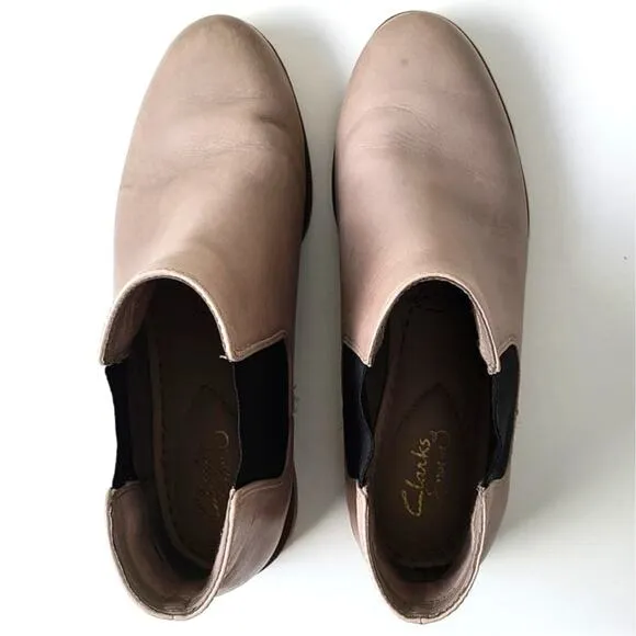 Clarks Taylor Shine Leather Chelsea Beige Tan Ankle Boots Women Shoes 7 EUC
