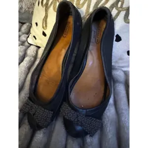 Coach signature bow grey/.black flats sz 10- 10.5